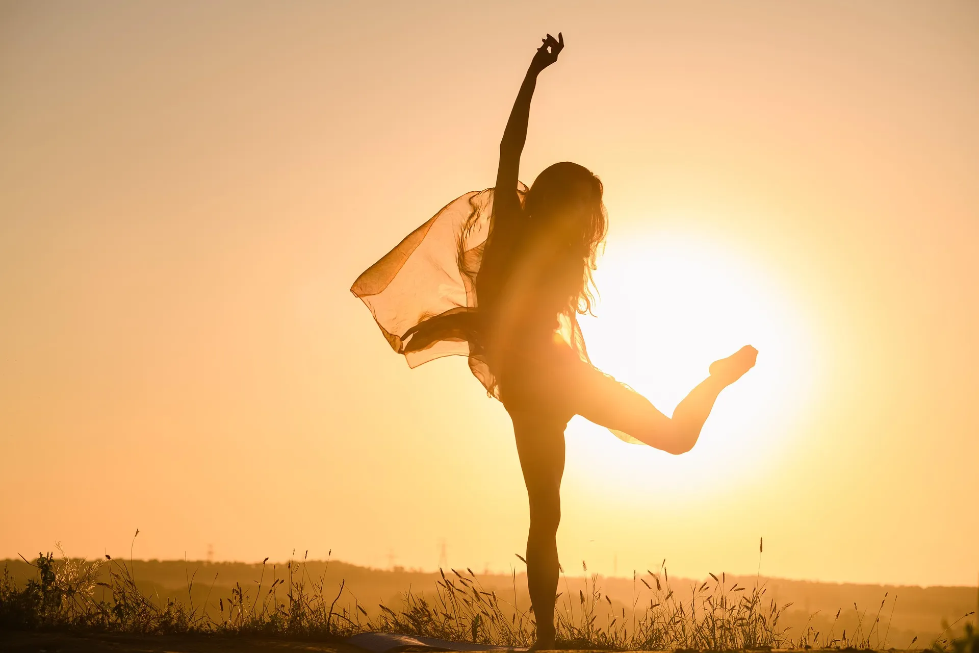 Woman jumping with energy in sunlight – Symbol of health, early detection through blood tests, and a self-determined life