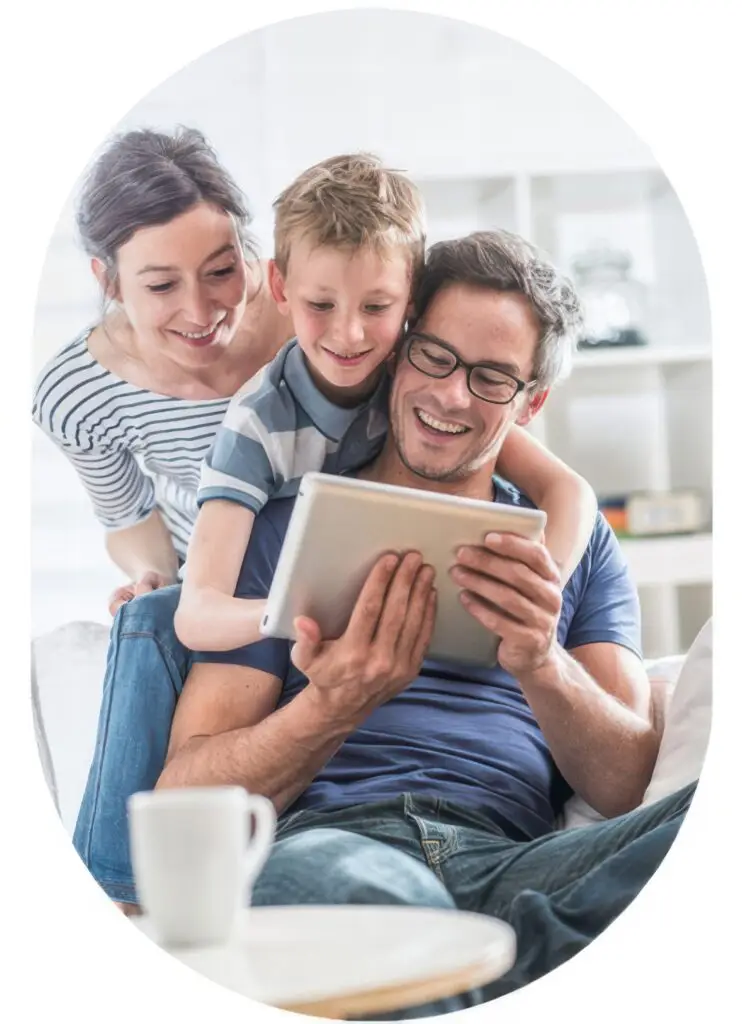 Familie bespricht Bluttestergebnisse von G24 Apotheke – klare Diagnoseberichte